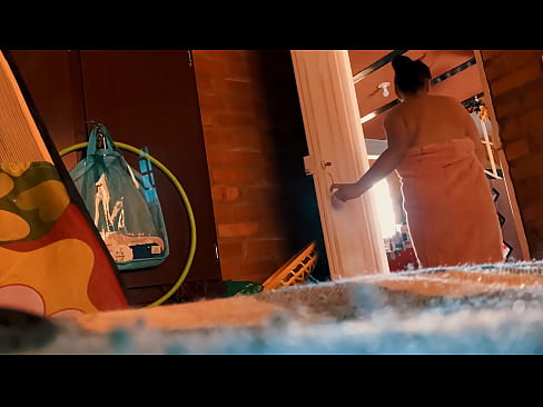 ❤️ Менин акем душка кирип ээрчийт, мен душка түшсөм, ал мени эркелетет. ❤❌ Секс видео боюнча бизде