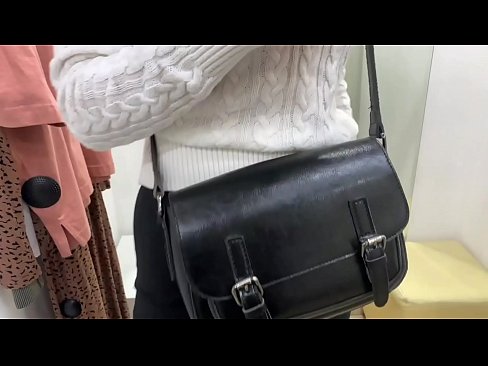 ❤️ Фитинг бөлмөсүндө жаш канчык FeralBerryди дилдо менен коомдук мастурбациялоо ❤❌ Секс видео боюнча бизде
